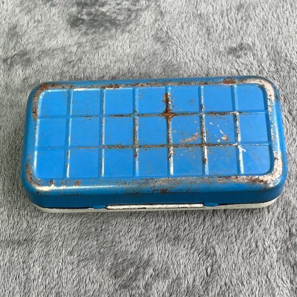 Vintage Metal Sewing Machine Accessories Tin Storage Box Blue White Hinged - Picture 4 of 4